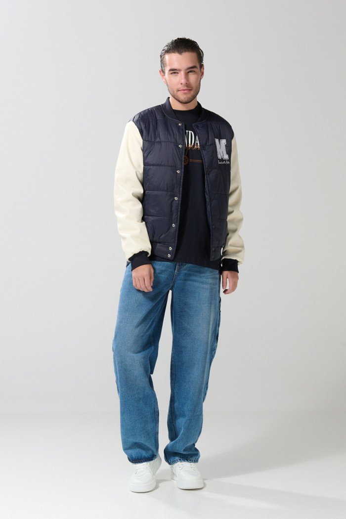 Chaqueta azul bomber college con mangas en contraste