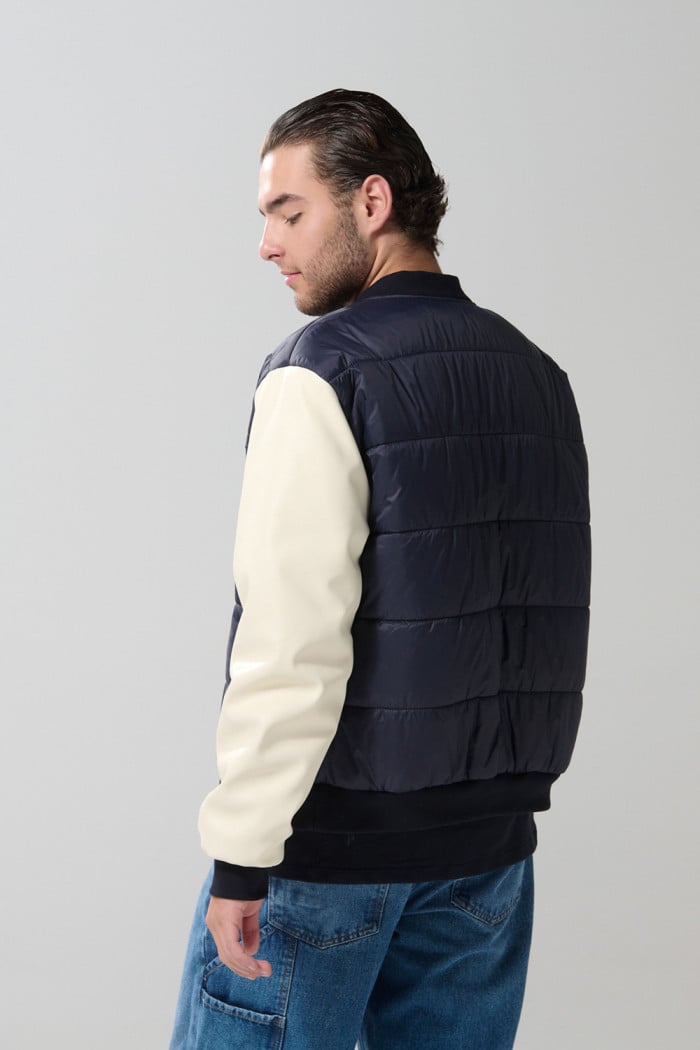 Chaqueta azul bomber college con mangas en contraste