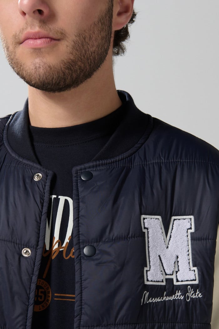 Chaqueta azul bomber college con mangas en contraste