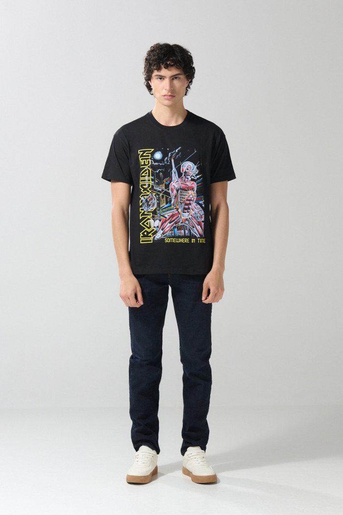 Camiseta negra manga corta con estampado de Iron Maiden