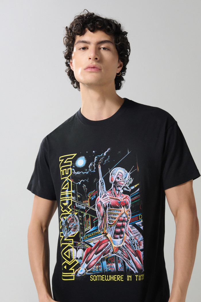 Camiseta negra manga corta con estampado de Iron Maiden