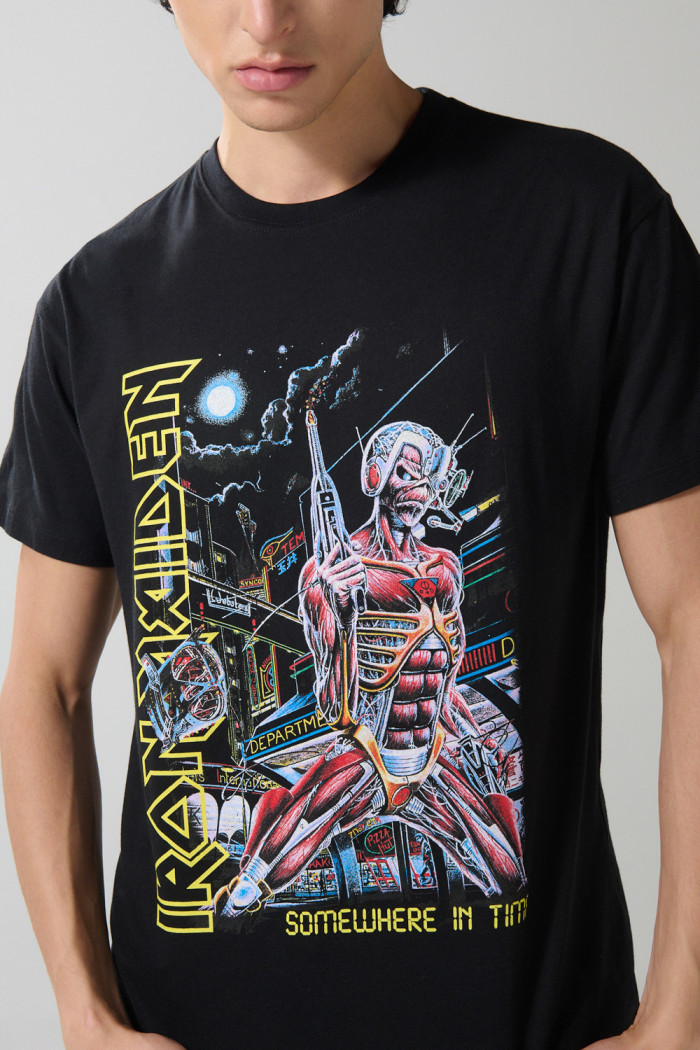 Camiseta negra manga corta con estampado de Iron Maiden
