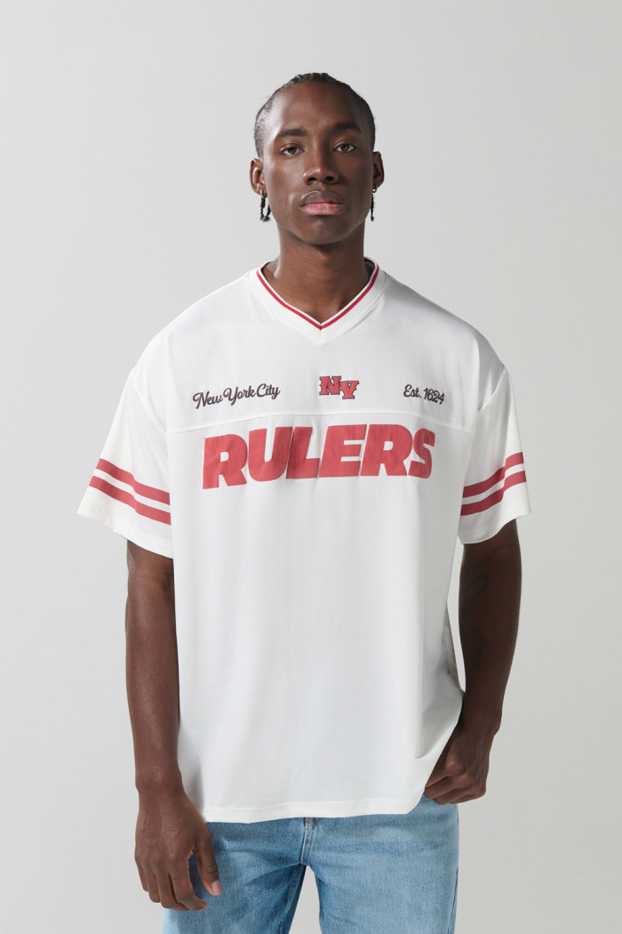 Camiseta cuello V crema oversize con diseños college