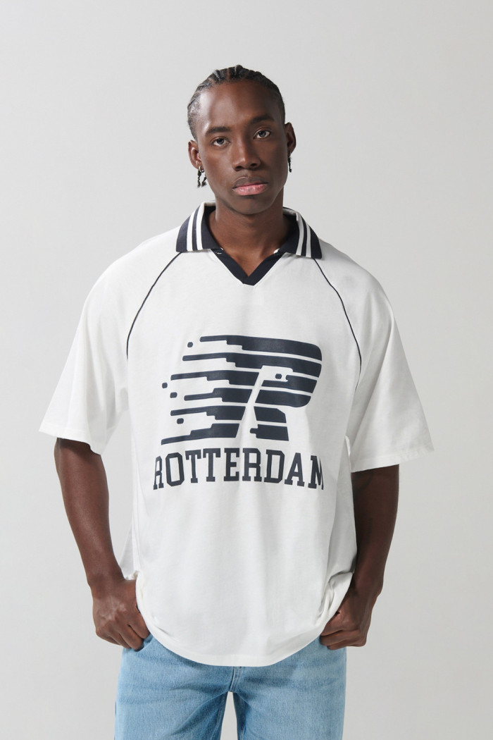 Camiseta oversize crema con cuello polo y diseño college