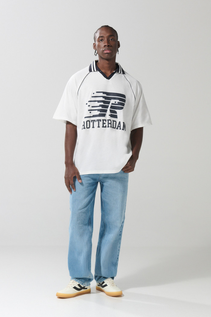 Camiseta oversize crema con cuello polo y diseño college