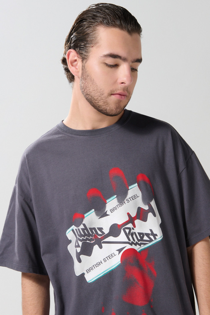 Camiseta manga corta oversize gris con arte de Judas Priest