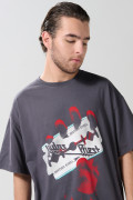 Camiseta manga corta oversize gris con arte de Judas Priest