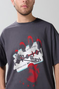 Camiseta manga corta oversize gris con arte de Judas Priest