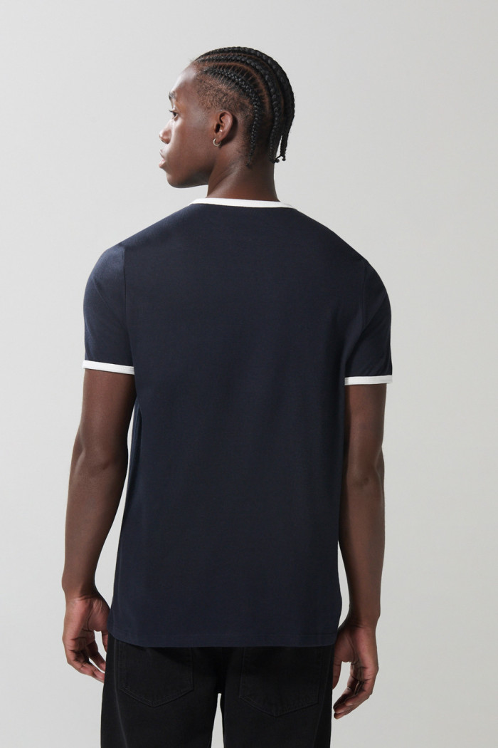 Camiseta azul manga corta college con contrastes