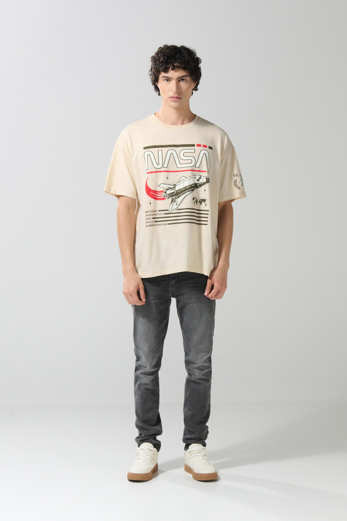 Camiseta oversize kaki clara de NASA con cuello redondo