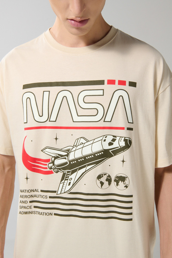 Camiseta oversize kaki clara de NASA con cuello redondo
