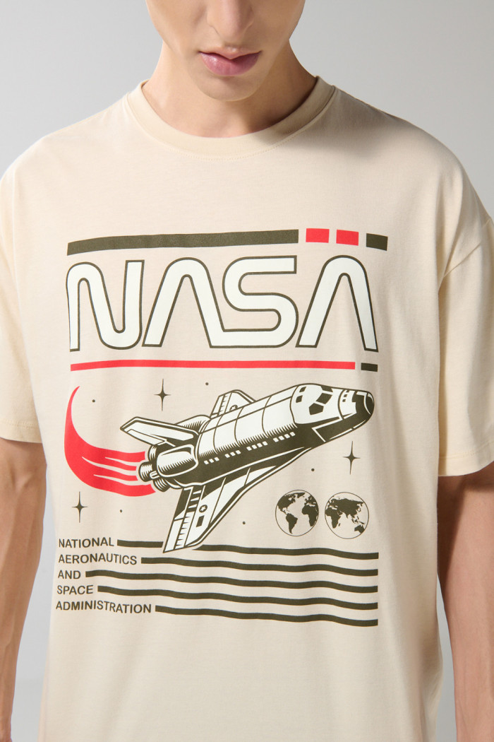 Camiseta oversize kaki clara de NASA con cuello redondo