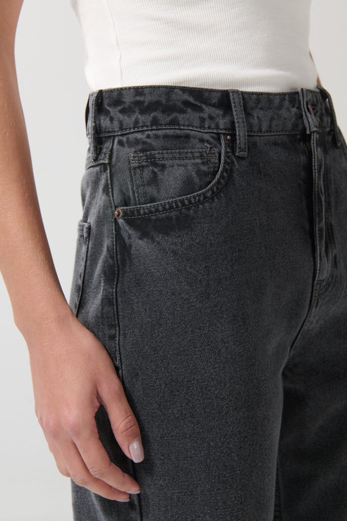 Jean 90´S bota recta gris oscuro tiro alto con bolsillos