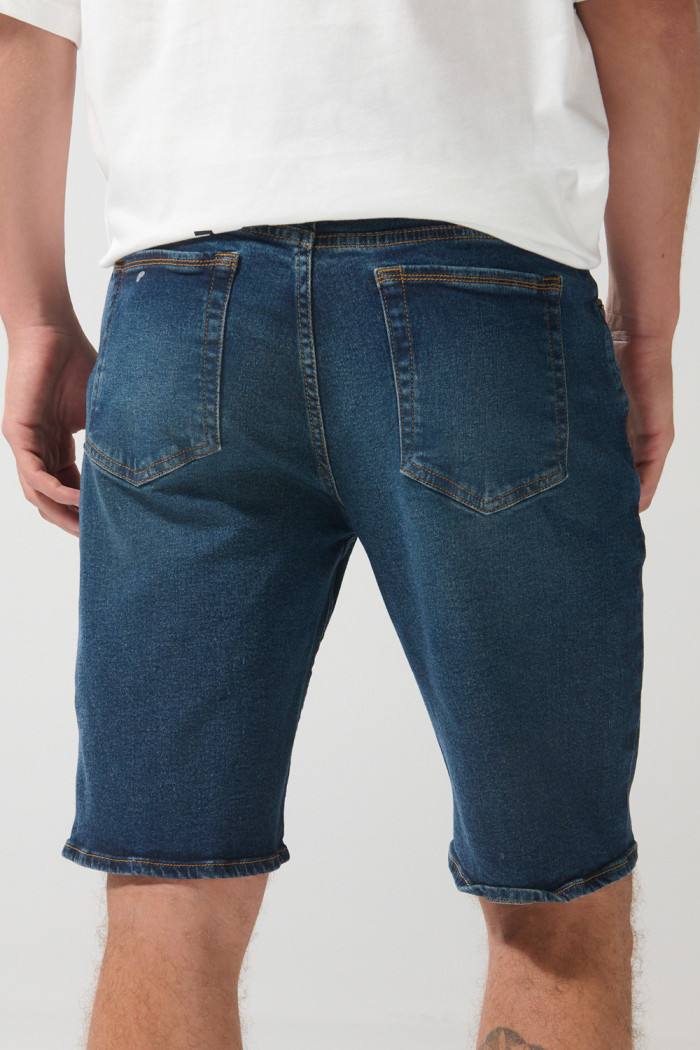 Bermuda slim azul oscura en jean con tiro bajo y bolsillos