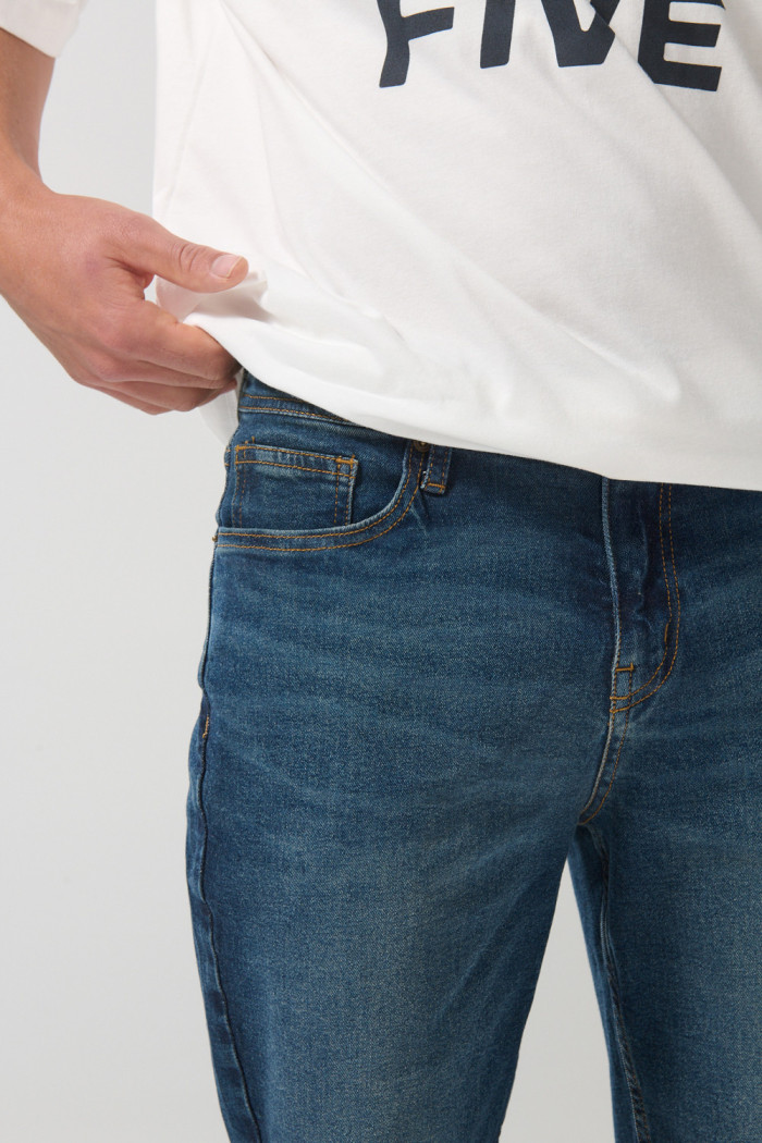 Bermuda slim azul oscura en jean con tiro bajo y bolsillos