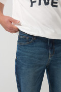 Bermuda slim azul oscura en jean con tiro bajo y bolsillos