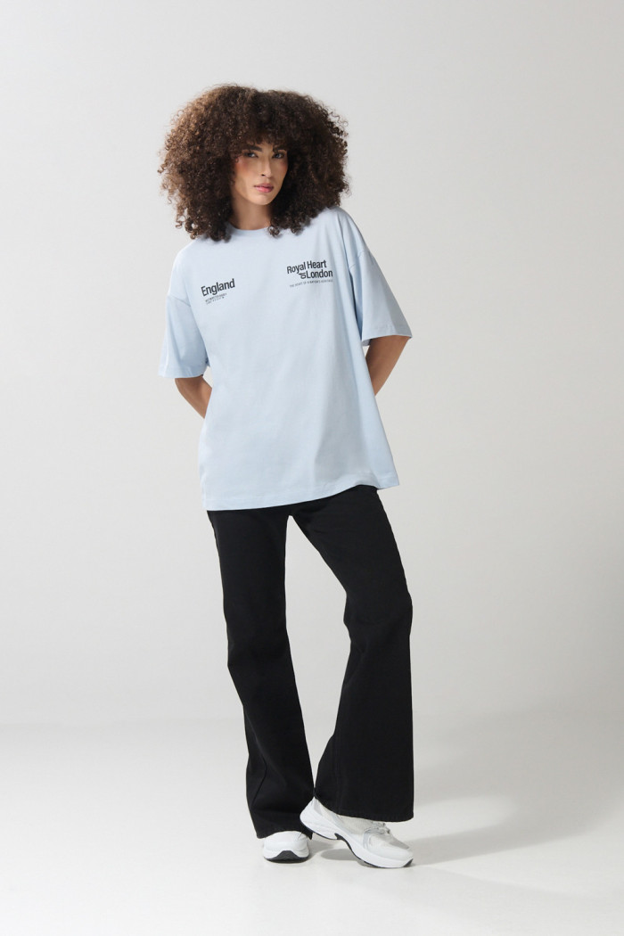 Camiseta oversize azul clara college con cuello redondo