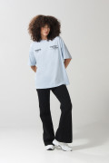 Camiseta oversize azul clara college con cuello redondo
