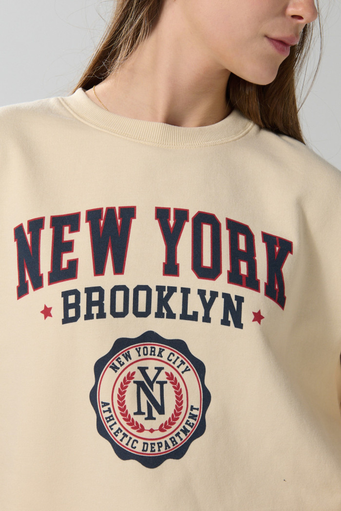 Buzo kaki claro crop top con estampado college en frente