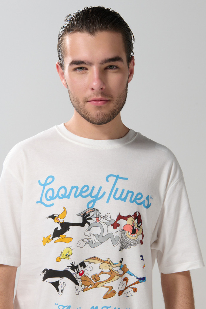 Camiseta cuello redondo crema con diseño de Looney Tunes