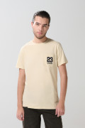 Camiseta college kaki clara con manga corta y bolsillo