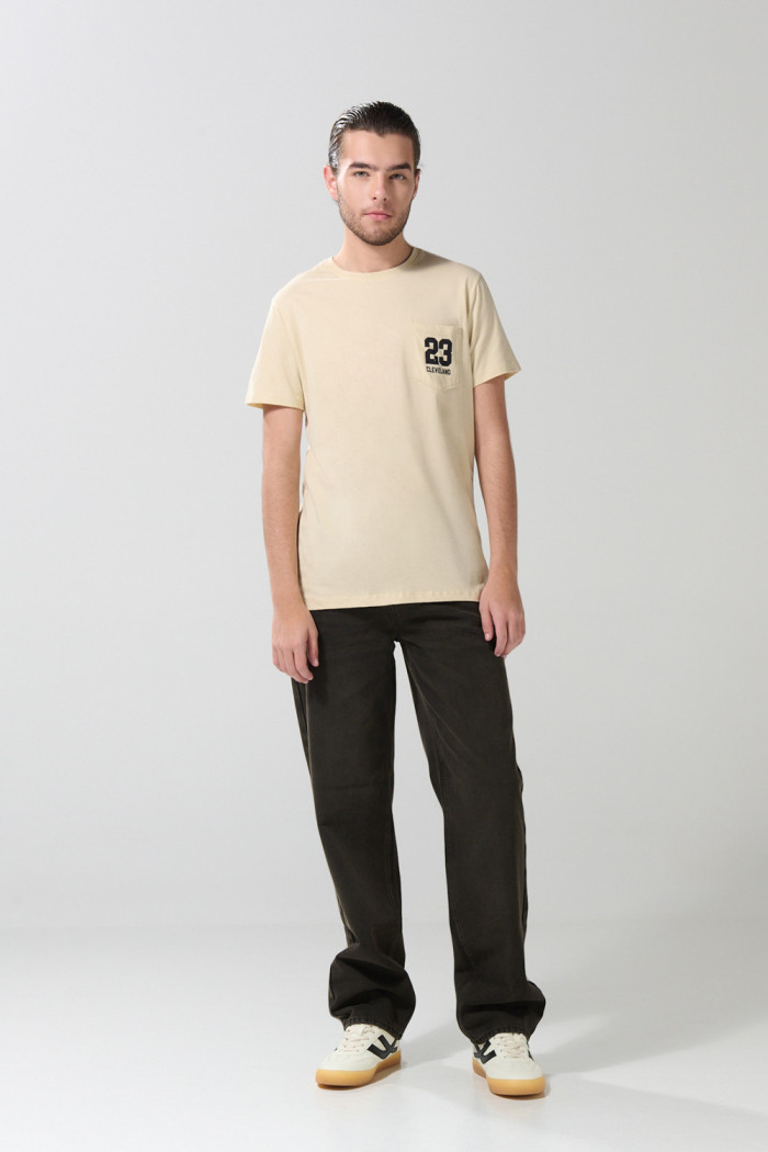 Camiseta college kaki clara con manga corta y bolsillo