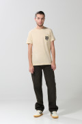 Camiseta college kaki clara con manga corta y bolsillo
