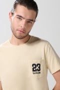 Camiseta college kaki clara con manga corta y bolsillo