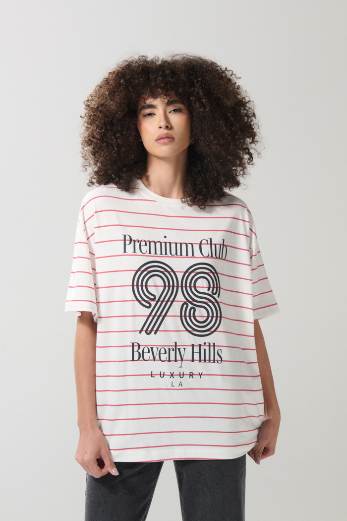 Camiseta oversize crema a rayas college con cuello redondo