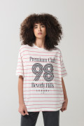 Camiseta oversize crema a rayas college con cuello redondo