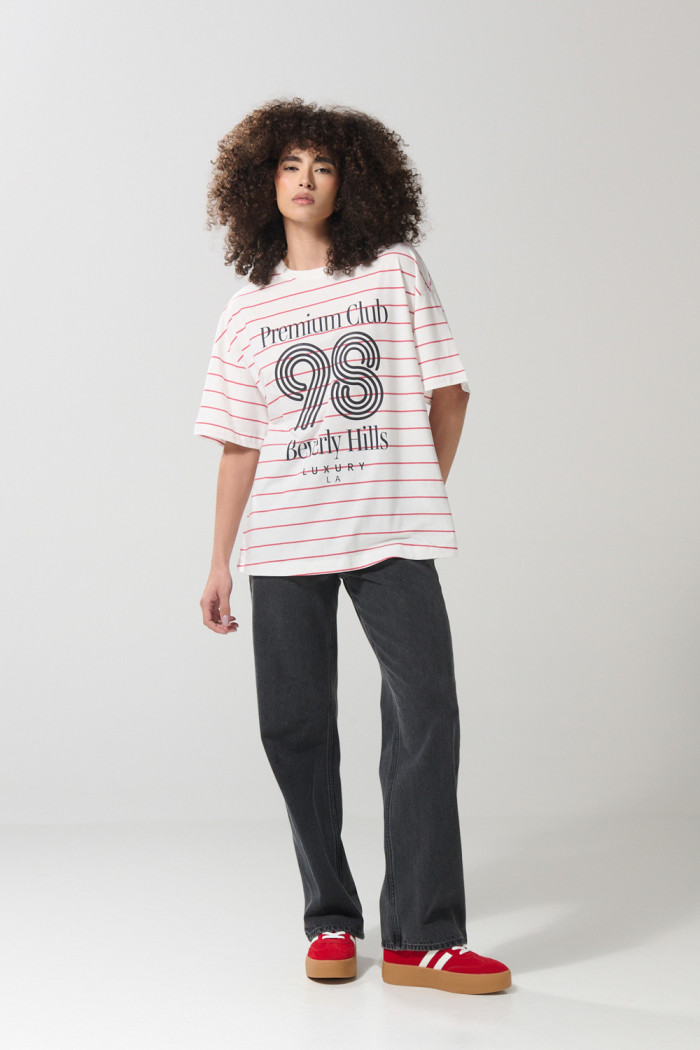 Camiseta oversize crema a rayas college con cuello redondo
