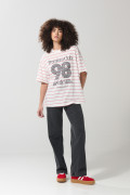 Camiseta oversize crema a rayas college con cuello redondo