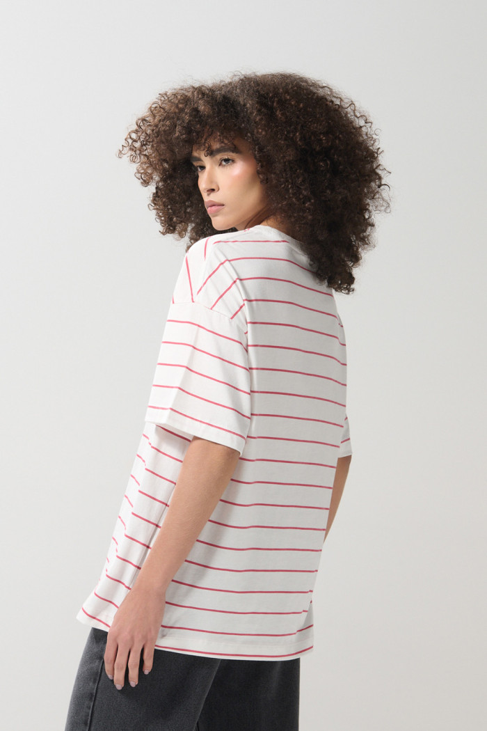 Camiseta oversize crema a rayas college con cuello redondo