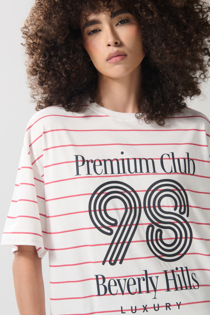 Camiseta oversize crema a rayas college con cuello redondo