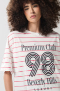 Camiseta oversize crema a rayas college con cuello redondo