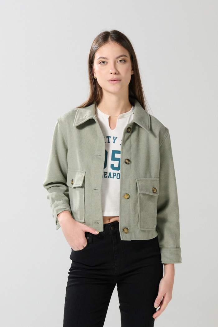 Chaqueta unicolor con doble bolsillo y cuello trucker