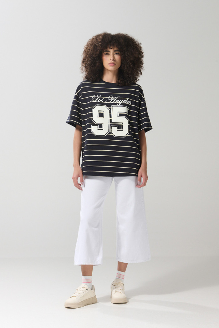 Camiseta a rayas oversize azul college con manga corta