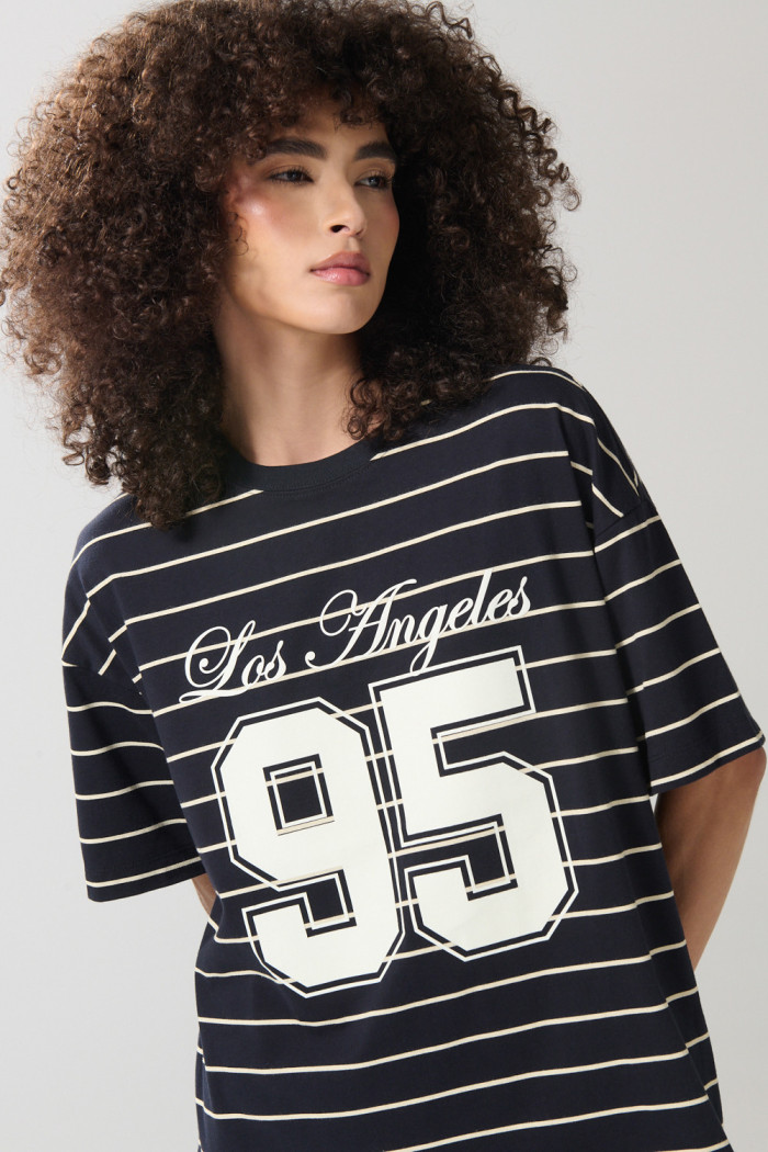 Camiseta a rayas oversize azul college con manga corta
