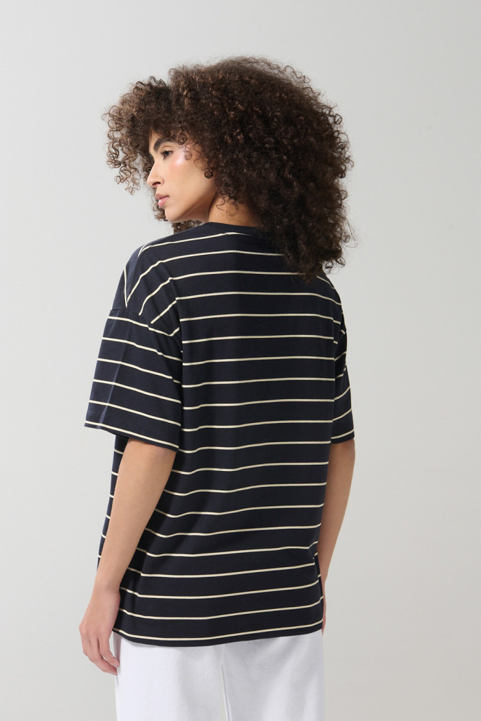 Camiseta a rayas oversize azul college con manga corta