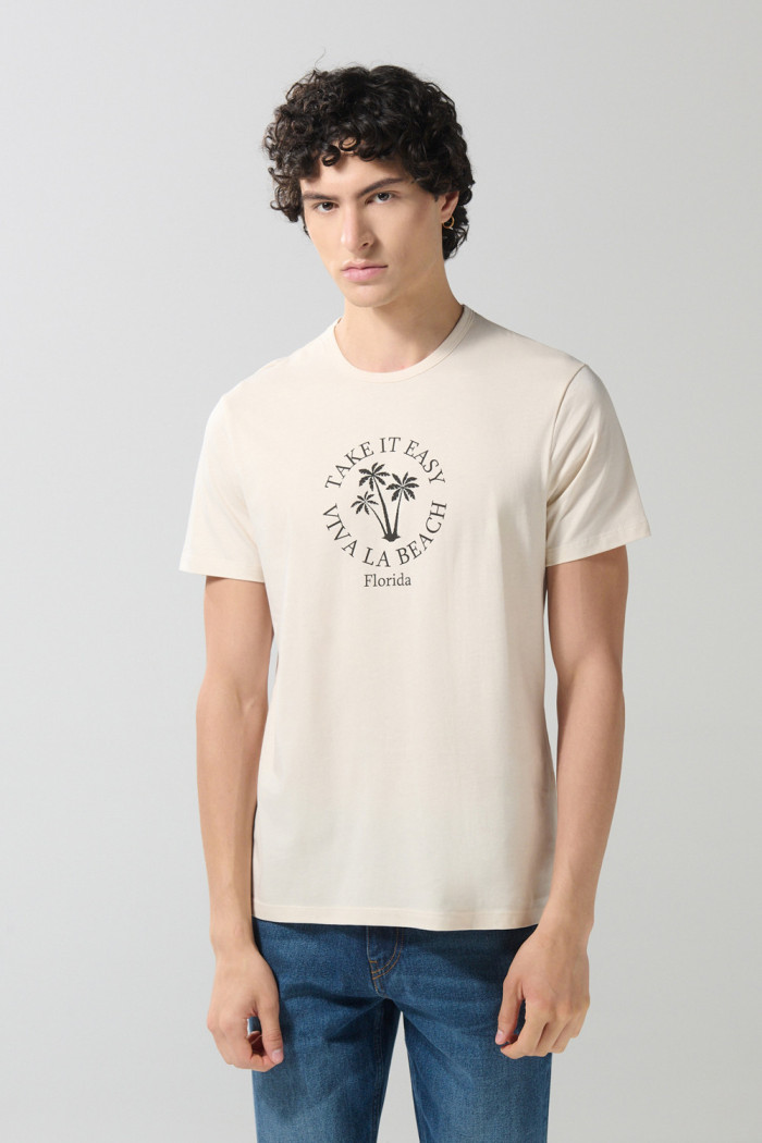 Camiseta unicolor cuello redondo con arte college de playa