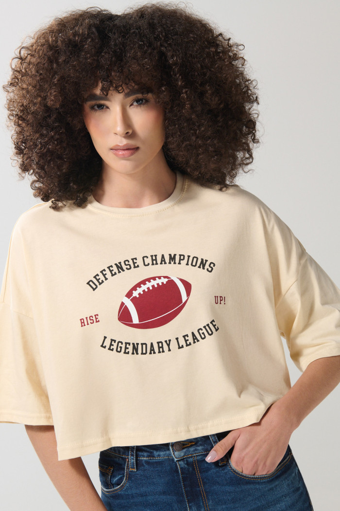 Camiseta crop top oversize kaki con estampado college