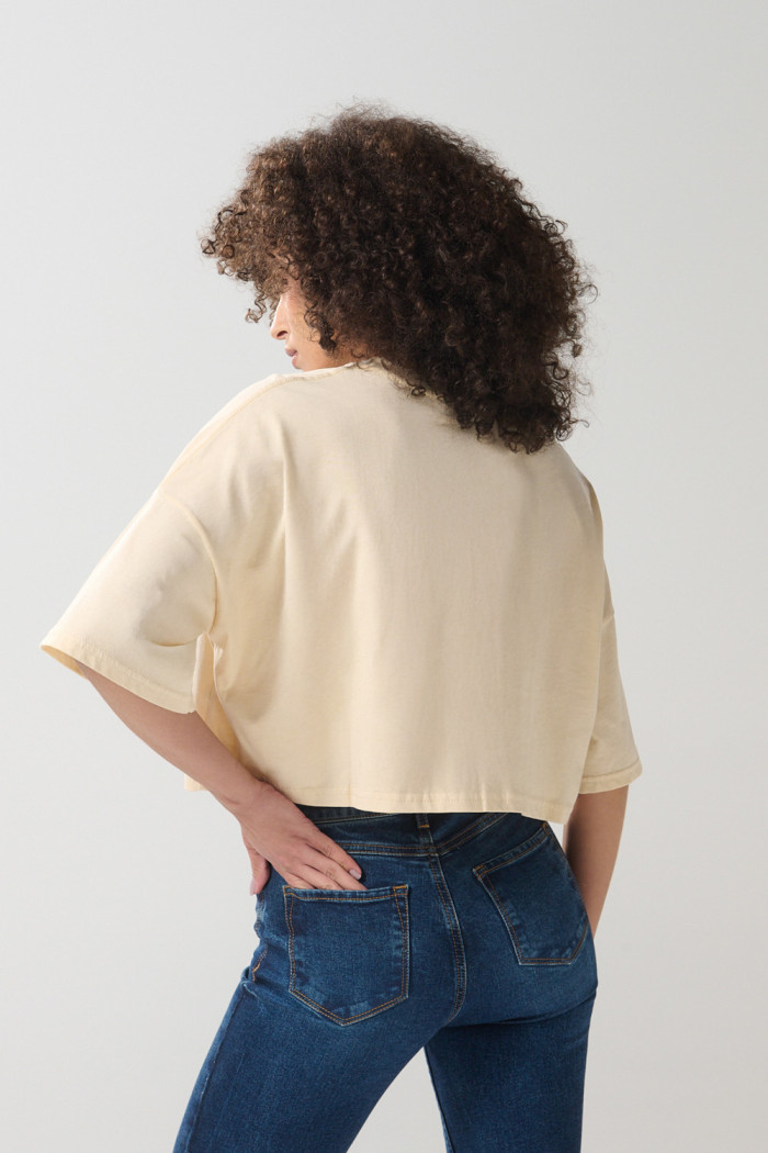 Camiseta crop top oversize kaki con estampado college