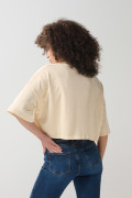 Camiseta crop top oversize kaki con estampado college