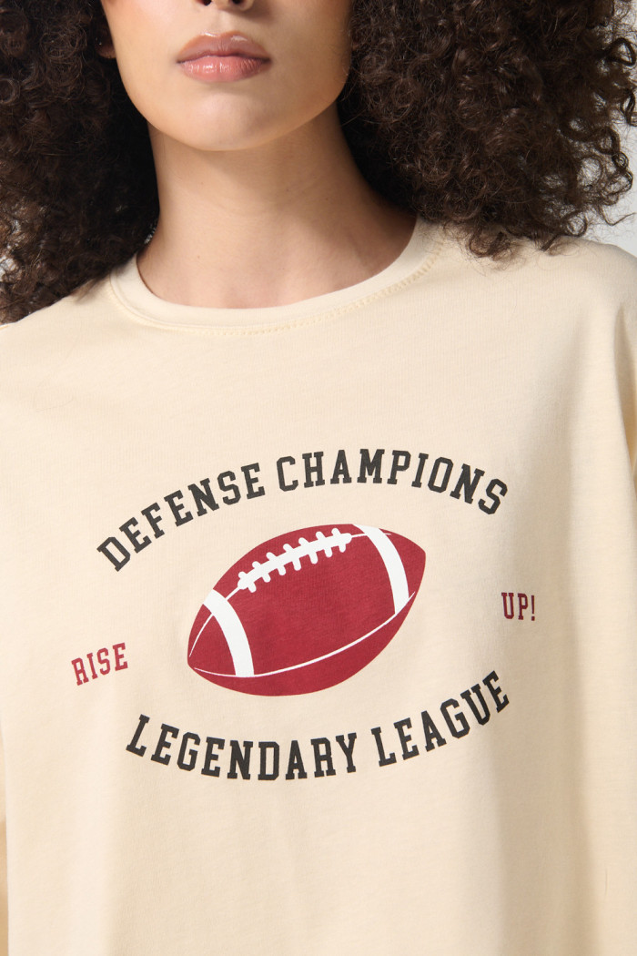 Camiseta crop top oversize kaki con estampado college