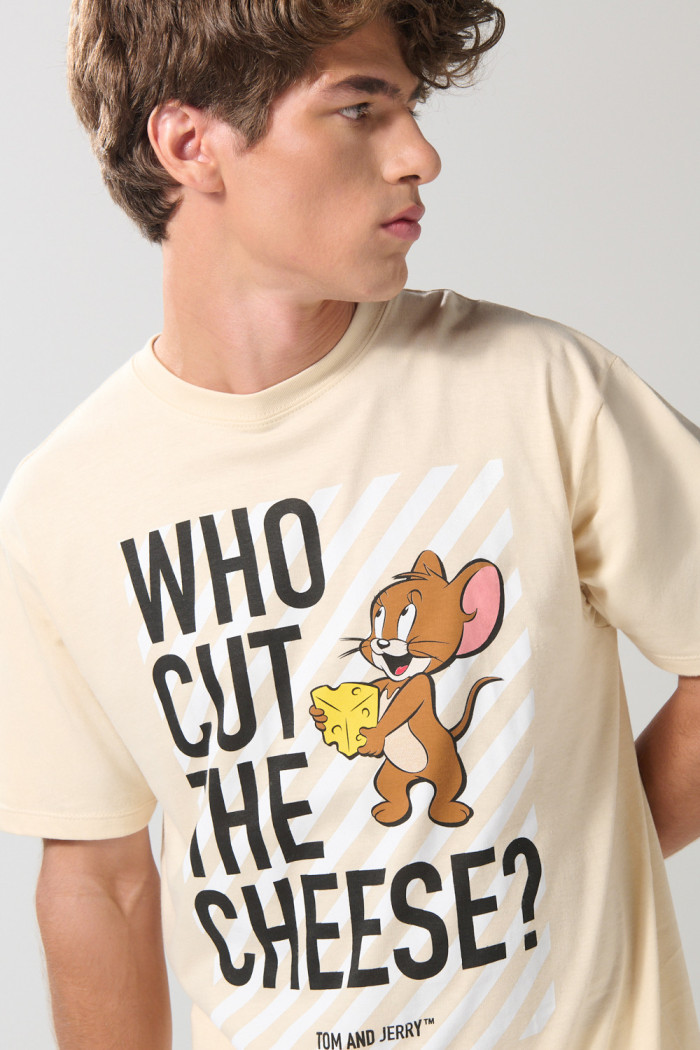Camiseta kaki clara cuello redondo con arte de Tom y Jerry