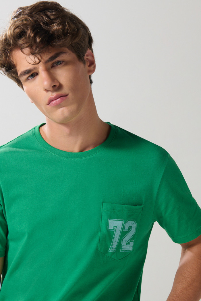 Camiseta college verde oscura manga corta con bolsillo