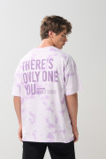 Camiseta lila tie dye oversize con textos y manga corta