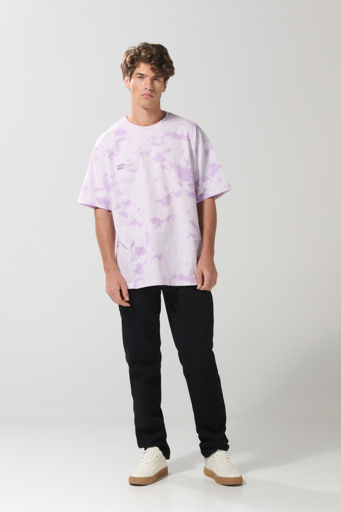 Camiseta lila tie dye oversize con textos y manga corta