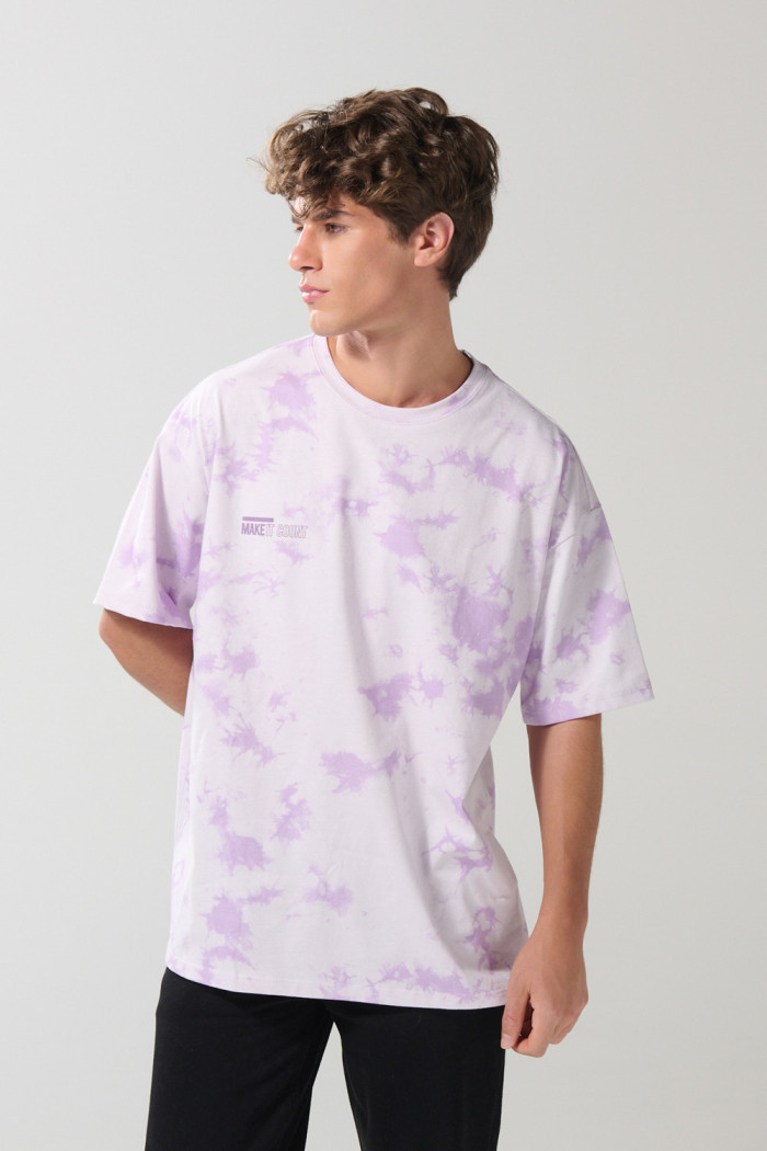 Camiseta lila tie dye oversize con textos y manga corta