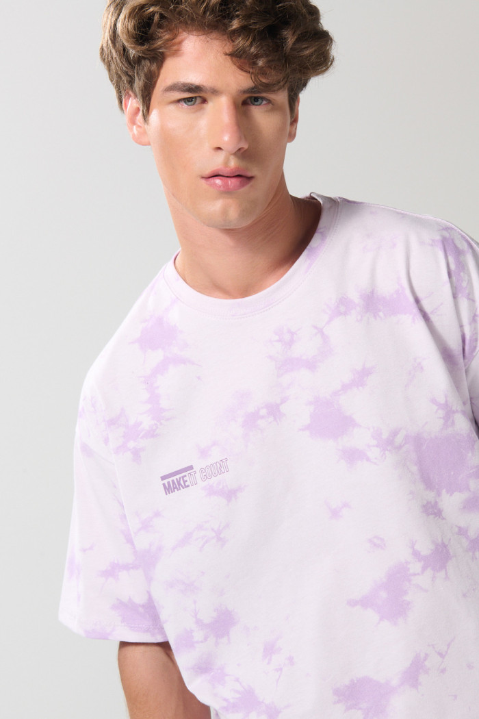 Camiseta lila tie dye oversize con textos y manga corta